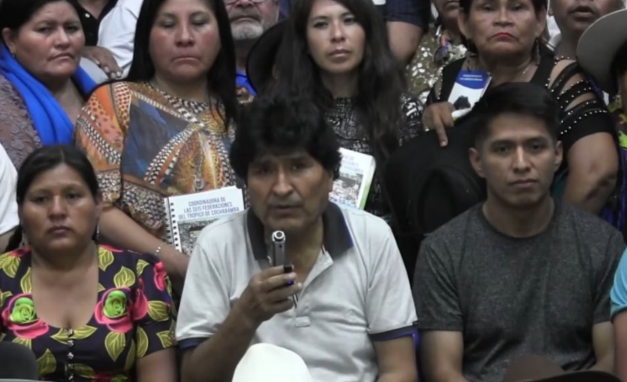 Analistas ven que Andrónico es “exageradamente sumiso” a Evo quien “está preso de su ego”