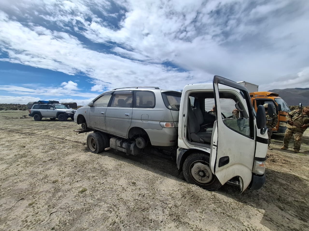 Militares incautan maíz y autos indocumentados valuados en Bs 481.000 en La Paz y Potosí