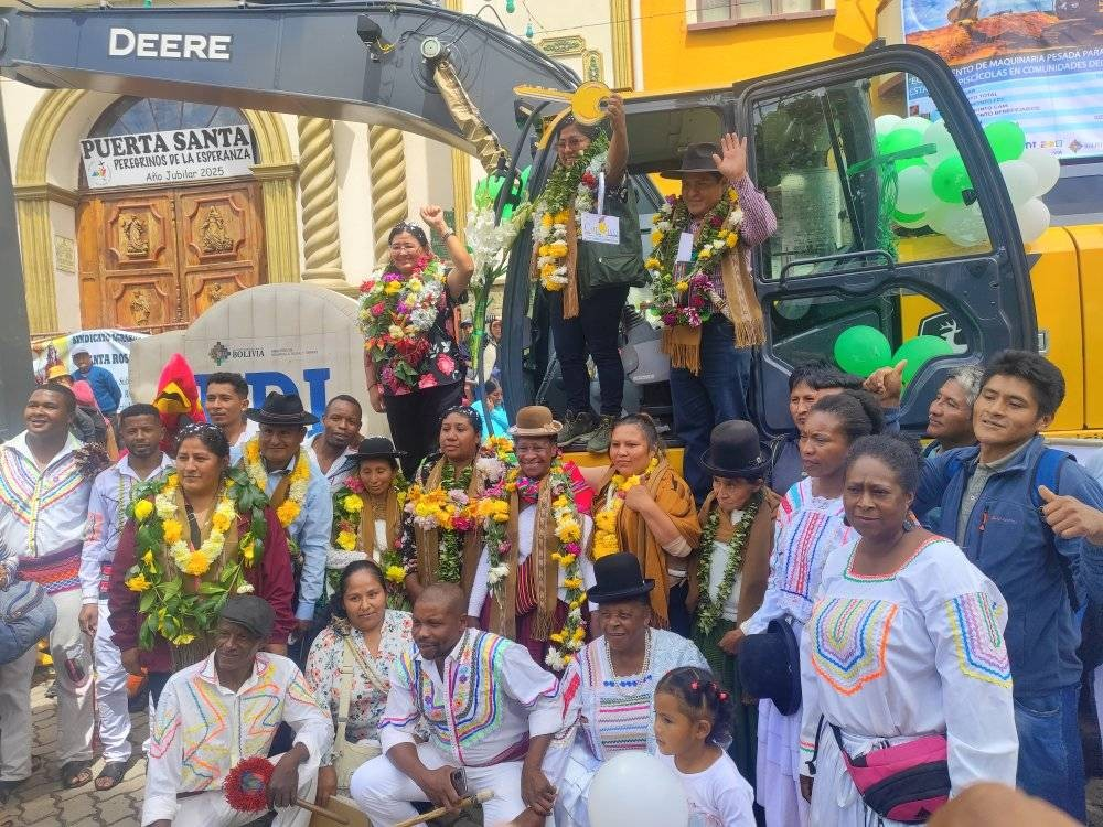 Entrega de maquinaria por parte del FDI en Coroico. Foto: Radio Coroico
