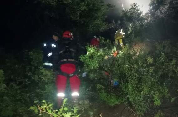 Camioneta se embarranca 200 metros en la carretera antigua Cochabamba - Santa Cruz