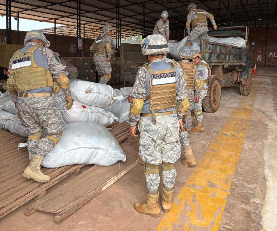 Interceptan embarcación y comisan 41 yutes con ropa de contrabando en Guayaramerín