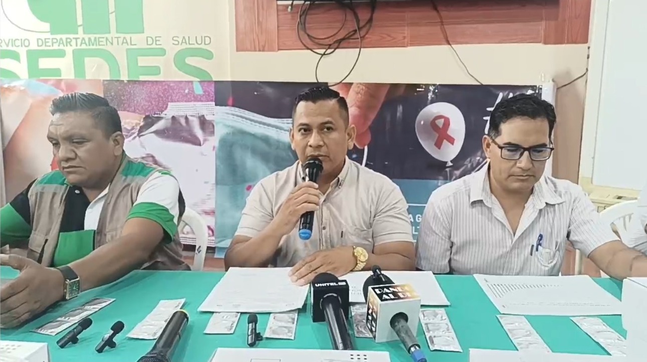 Entrega de preservativos al Sedes Pando para prevención de ITS en temporada de carnaval. Captura: Noticias SC