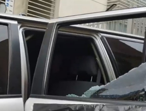 Contrabandistas de ganado vacuno rompen vidrios de vehículo oficial y arremeten contra funcionarios 