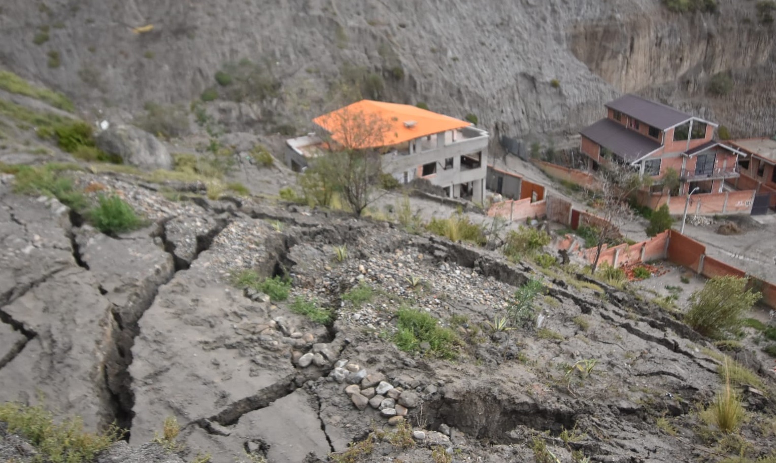 Deslizamiento en la zona Alto Següencoma de La Paz deja 3 viviendas afectadas