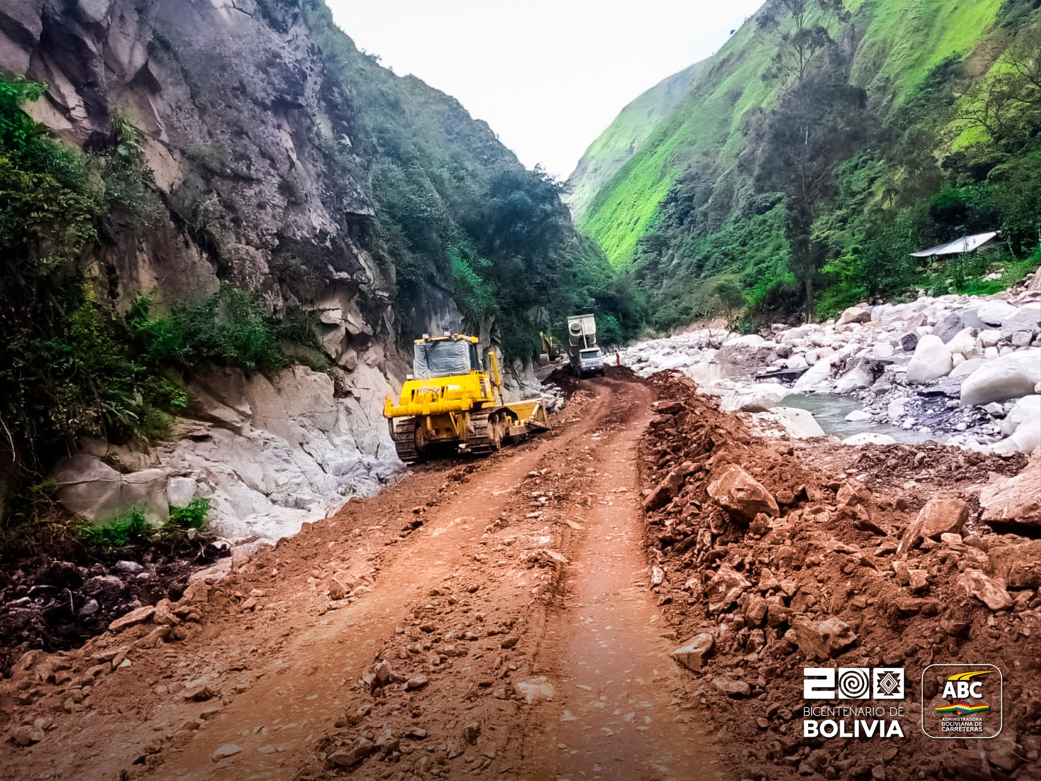 Tráfico vehicular en carretera Charazani – Apolo se restablece tras derrumbes