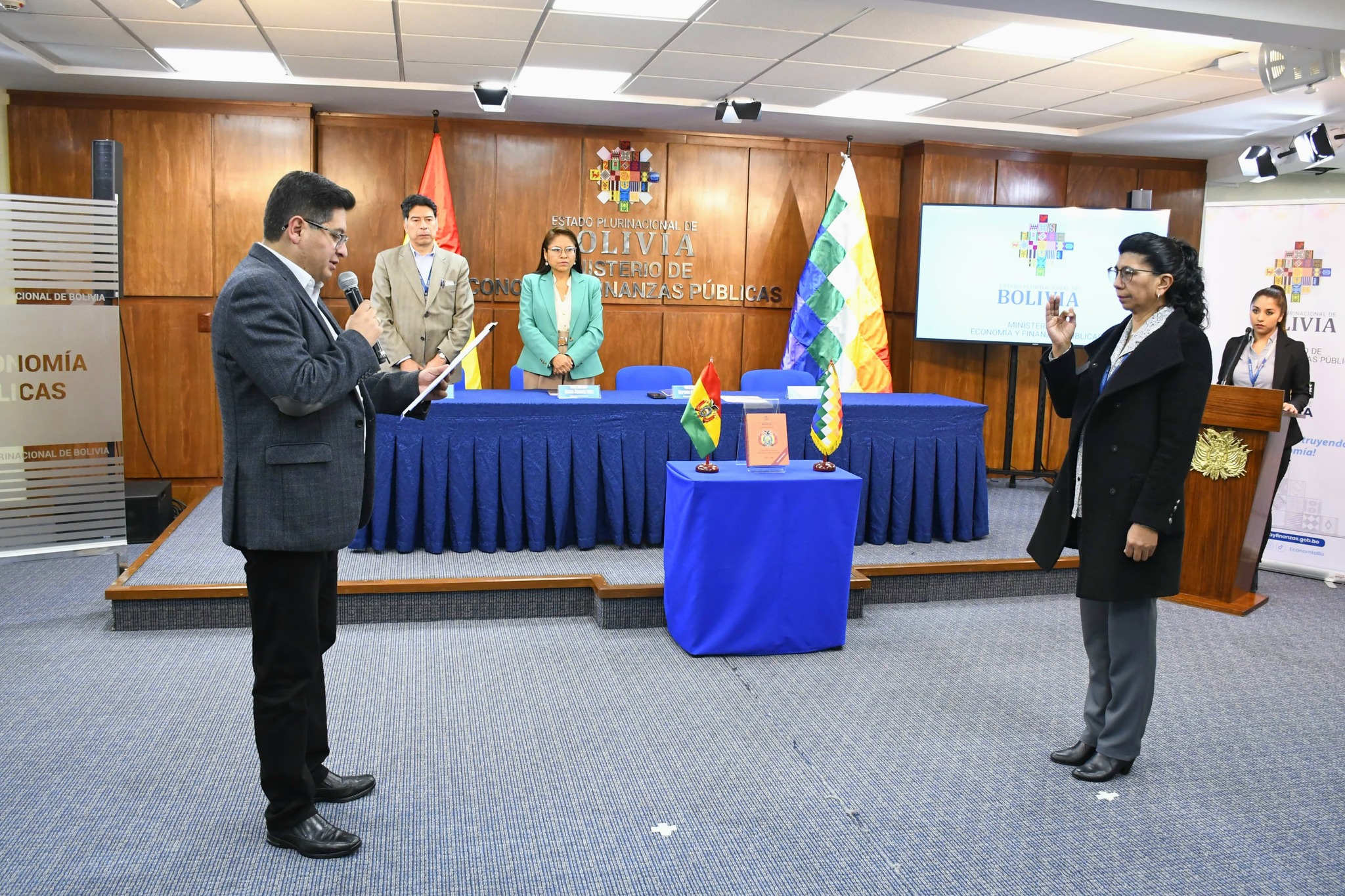 Gloria Villanueva jura como viceministra de Presupuesto y Contabilidad Fiscal