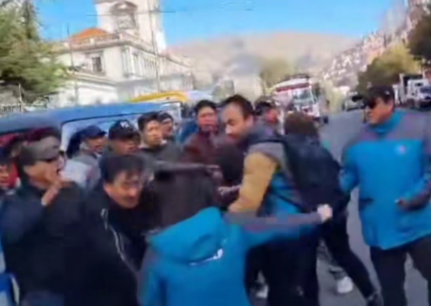 Liberan a chofer que agredió a funcionaria municipal en La Paz