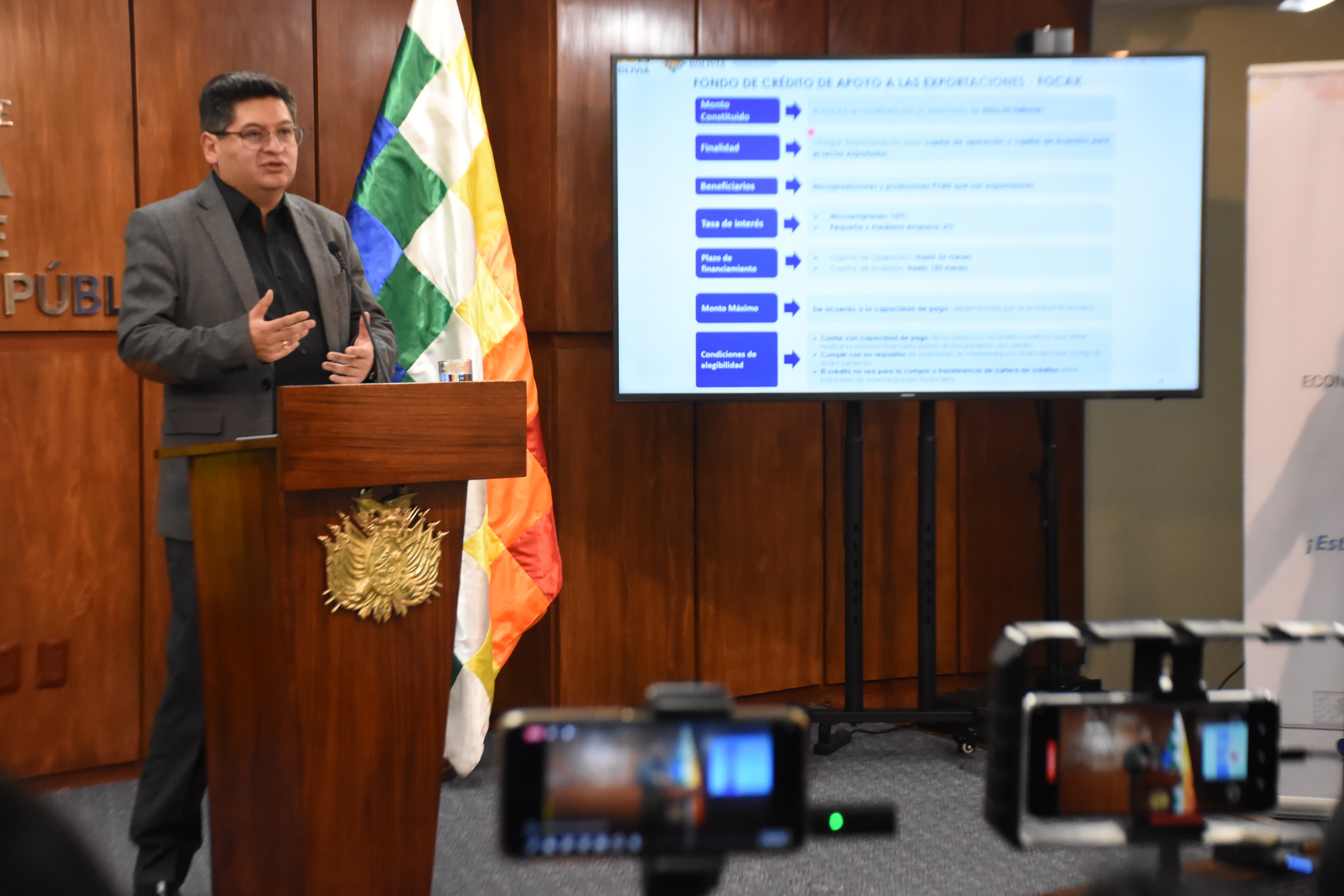 El ministro de Economía y Finanzas Públicas, Marcelo Montenegro, en conferencia de prensa. Foto: Jorge Mamani.