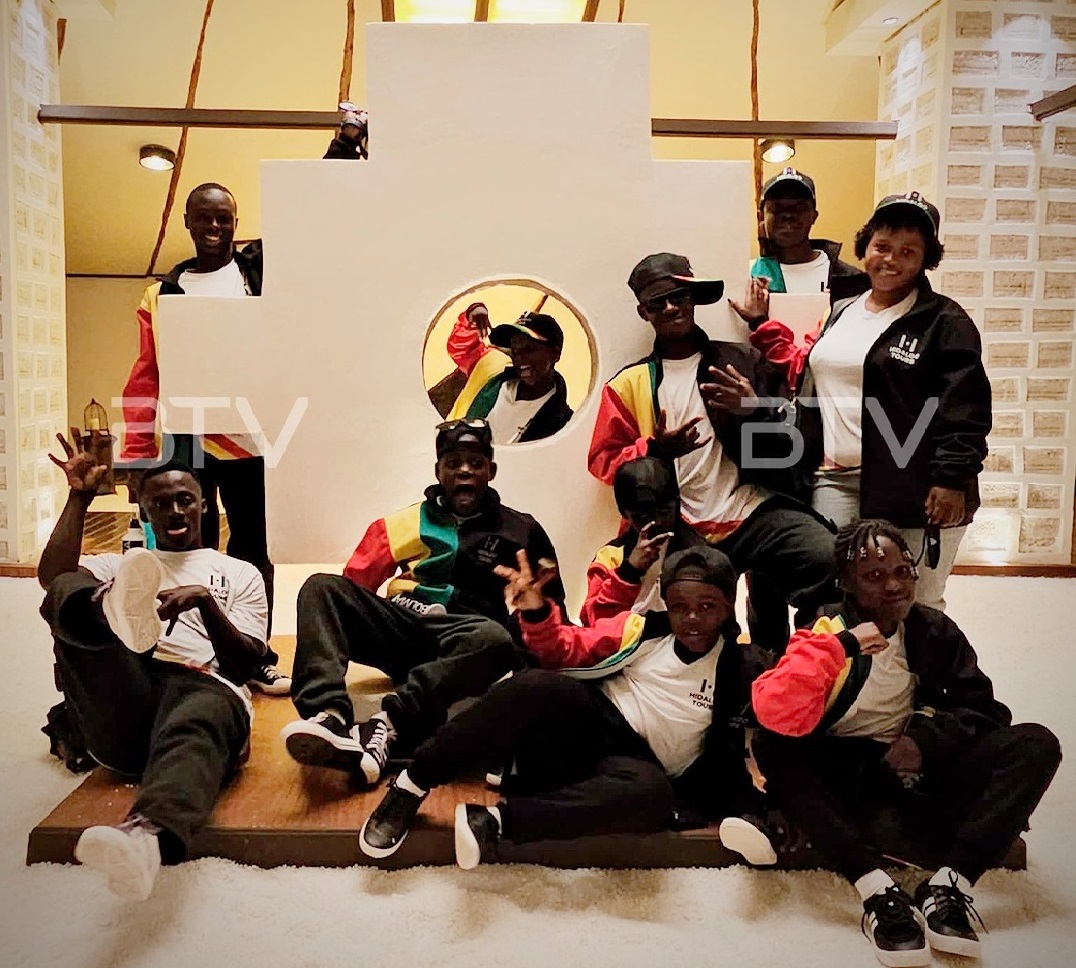 Integrantes de Nansana Kids quedan impresionados con el Salar de Uyuni, maravilla natural del mundo