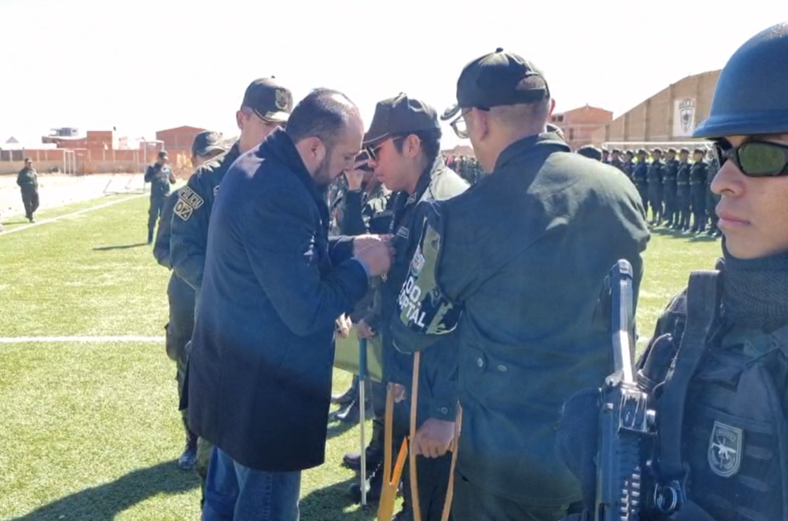 Gobierno reconoce labor de los policías del Comando de Oruro en el desbloqueo en Llallagua
