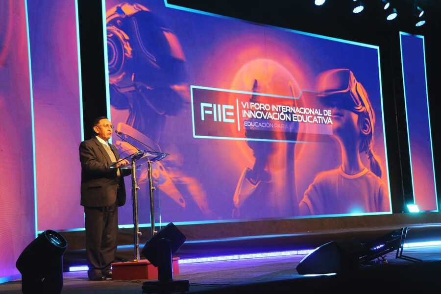 Reflexionan sobre la educación y el cuidado del medio ambiente en Foro de Innovación Educativa FIIE Unifranz