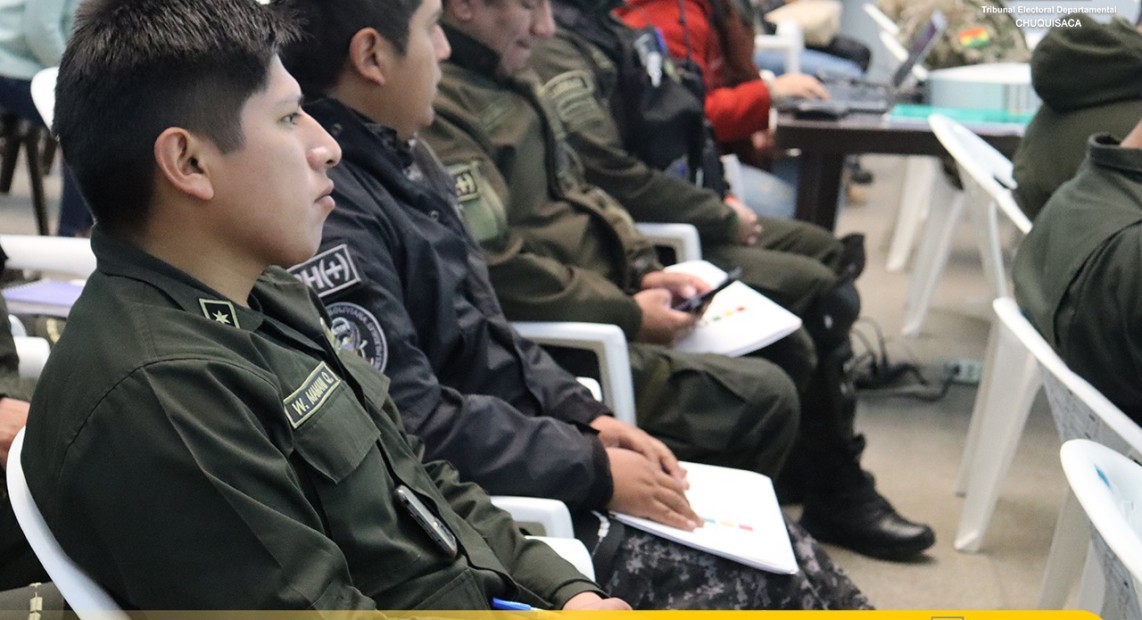 En Chuquisaca, Tarija y La Paz capacitan a militares y policías en custodia del material electoral