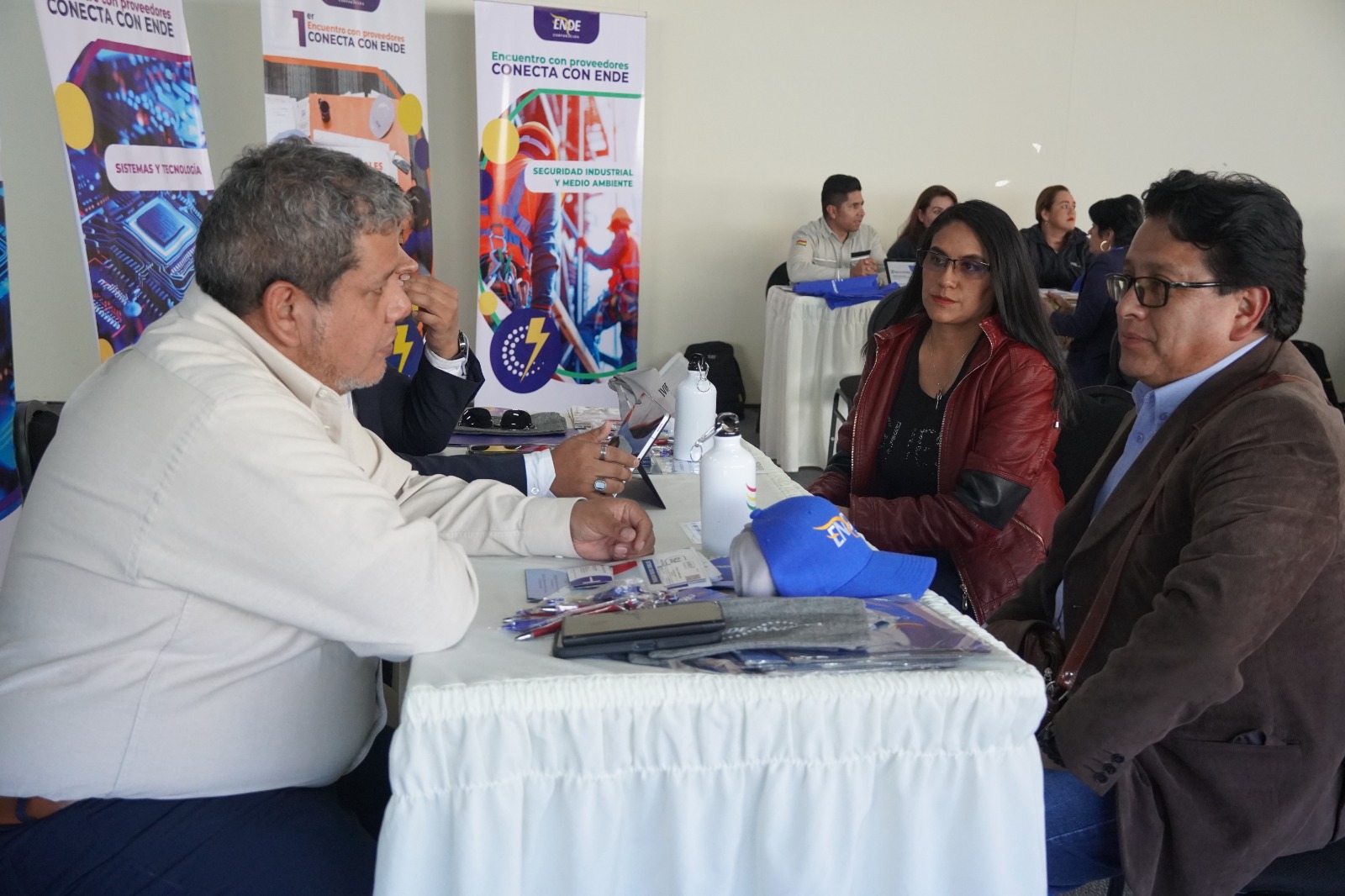 ENDE reunió a más de 50 empresas bolivianas en su segundo encuentro con proveedores en La Paz