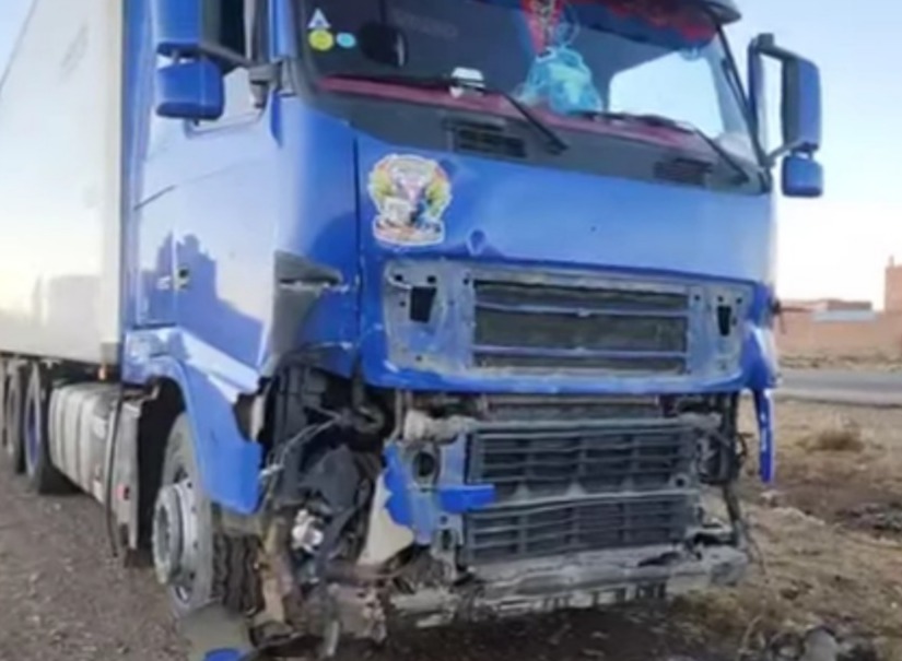 Dos mujeres mueren y un hombre queda herido en choque entre un minibús y camión en Patacamaya