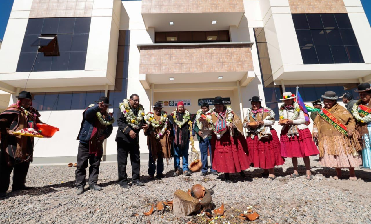 Santiago de Machaca estrena Casa Consistorial, pozos de agua y enlosetado por más de Bs 7 millones