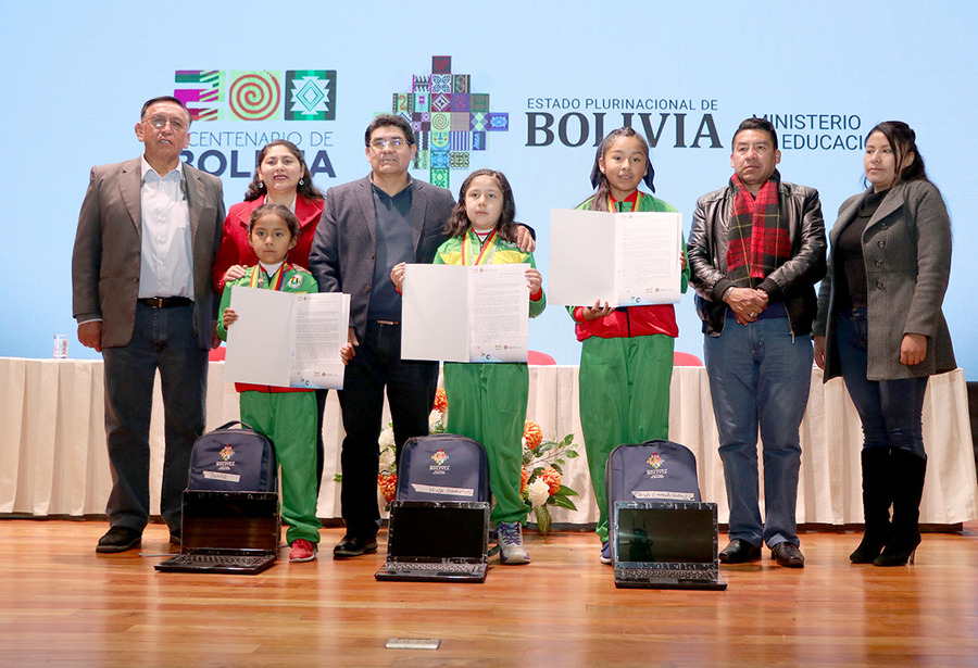 Galardonan a 3 estudiantes bolivianas con la Medalla al Mérito por destacarse en campeonato de ajedrez de Chile