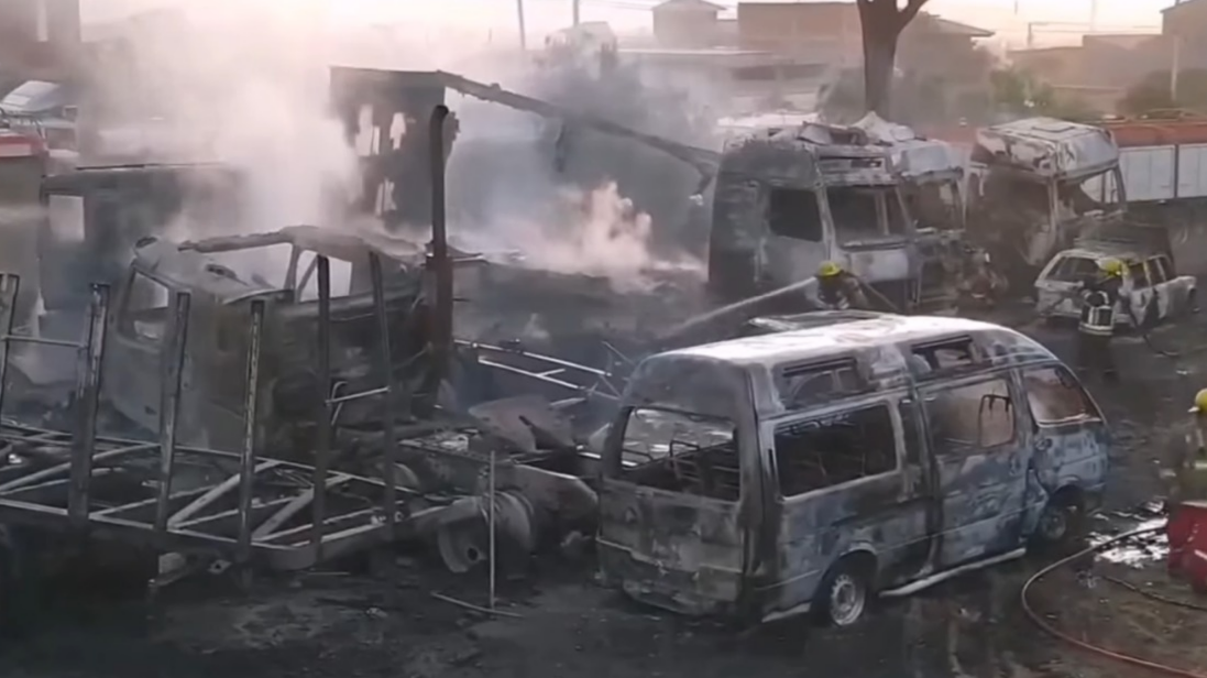 Voraz incendio en la zona sur de Cochabamba consume a 15 vehículos incautados por Dircabi