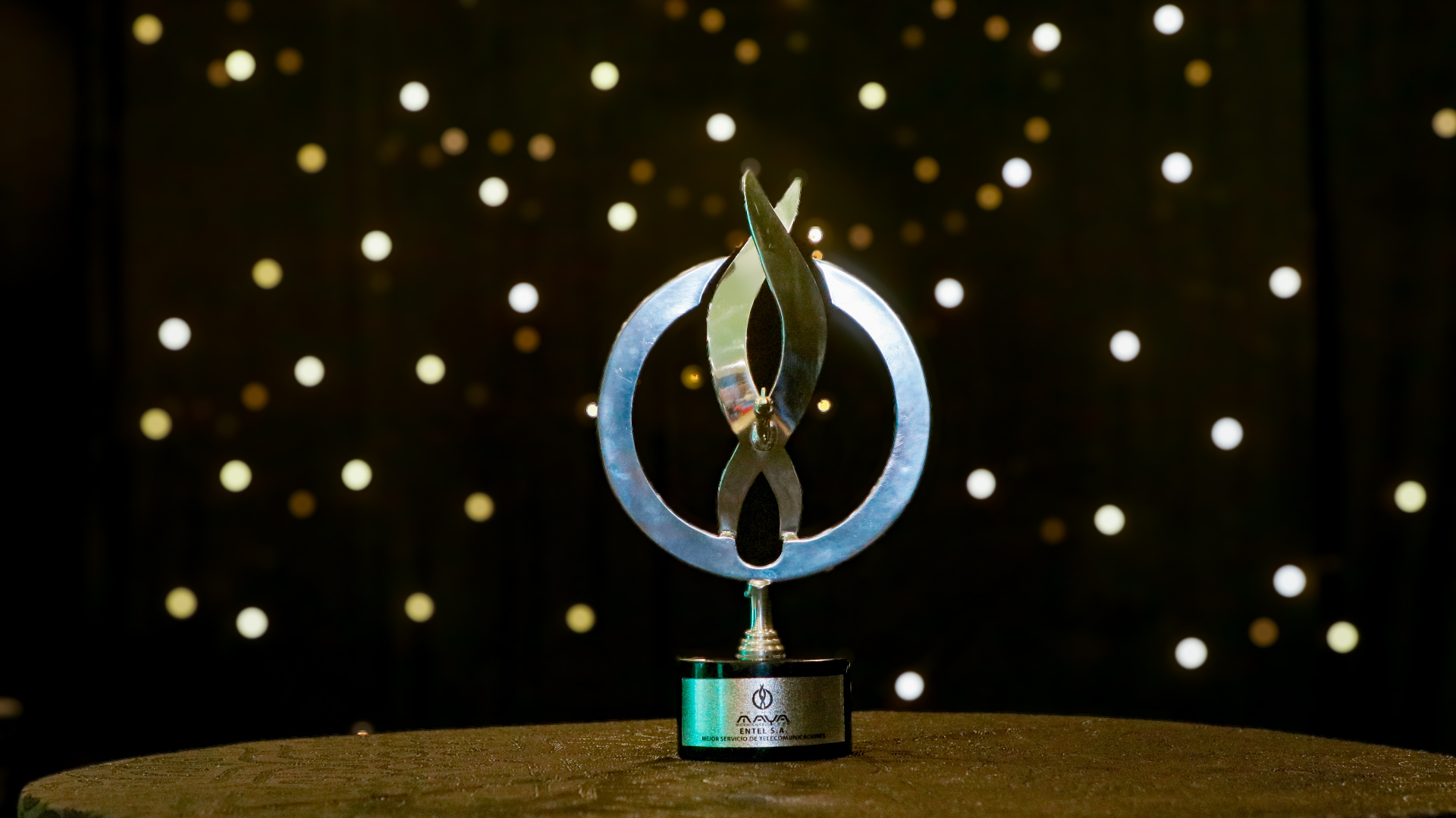 Entel recibe el premio Maya al mejor servicio de telecomunicaciones en el país 