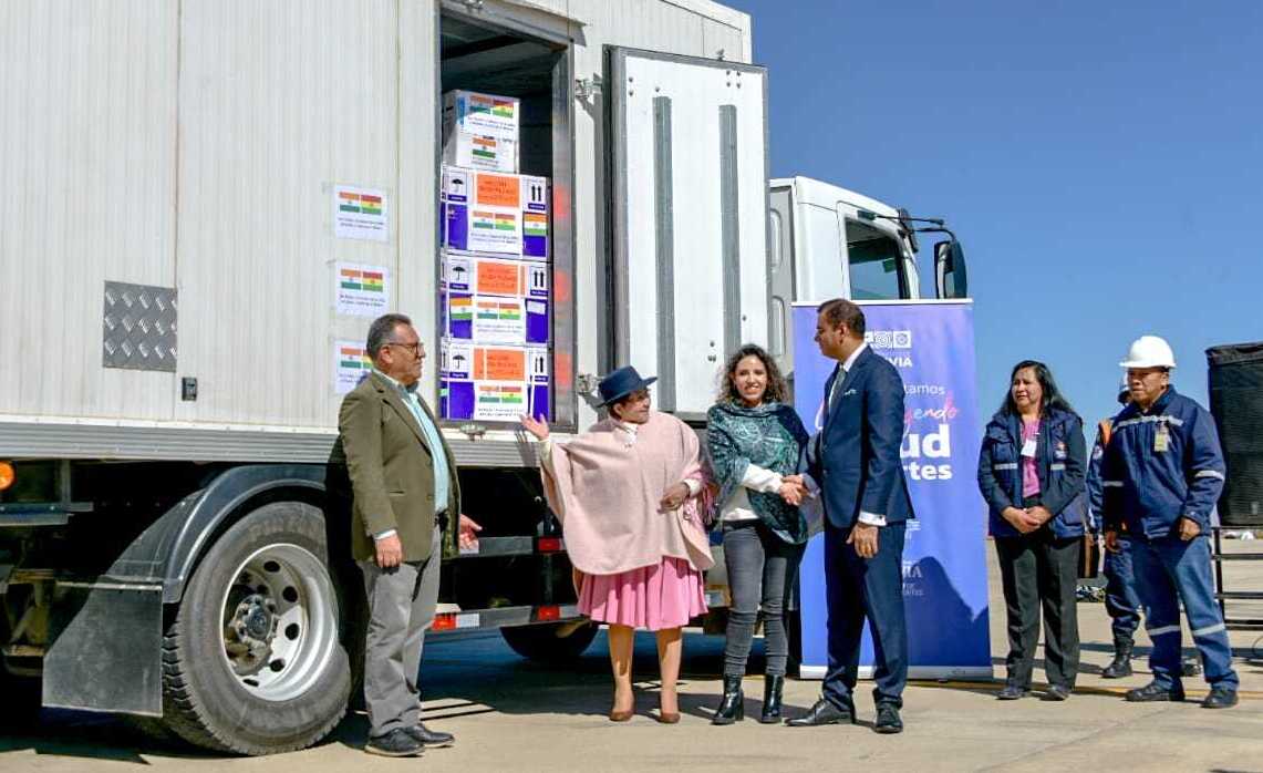 Bolivia recibe lote de vacunas contra el sarampión de India y alcanza el millón de dosis de donación