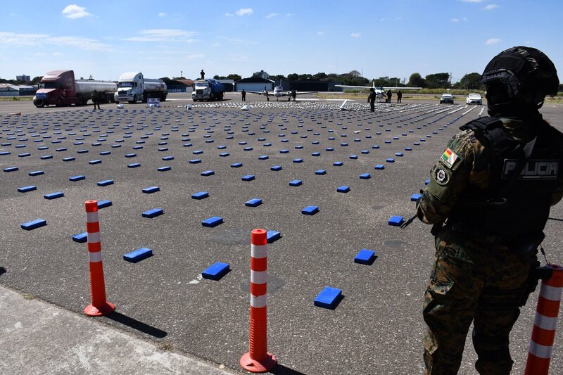 Operativo antidroga secuestra dos avionetas, armas y 1,9 toneladas de droga