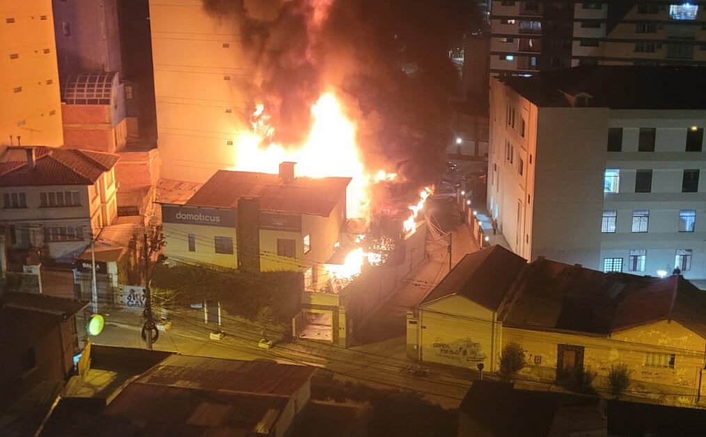 Incendio en Sopocachi dejó 25 familias afectadas y posibles daños estructurales