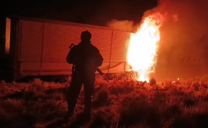 Incineran vehículo con mercadería de contrabando en la frontera con Chile