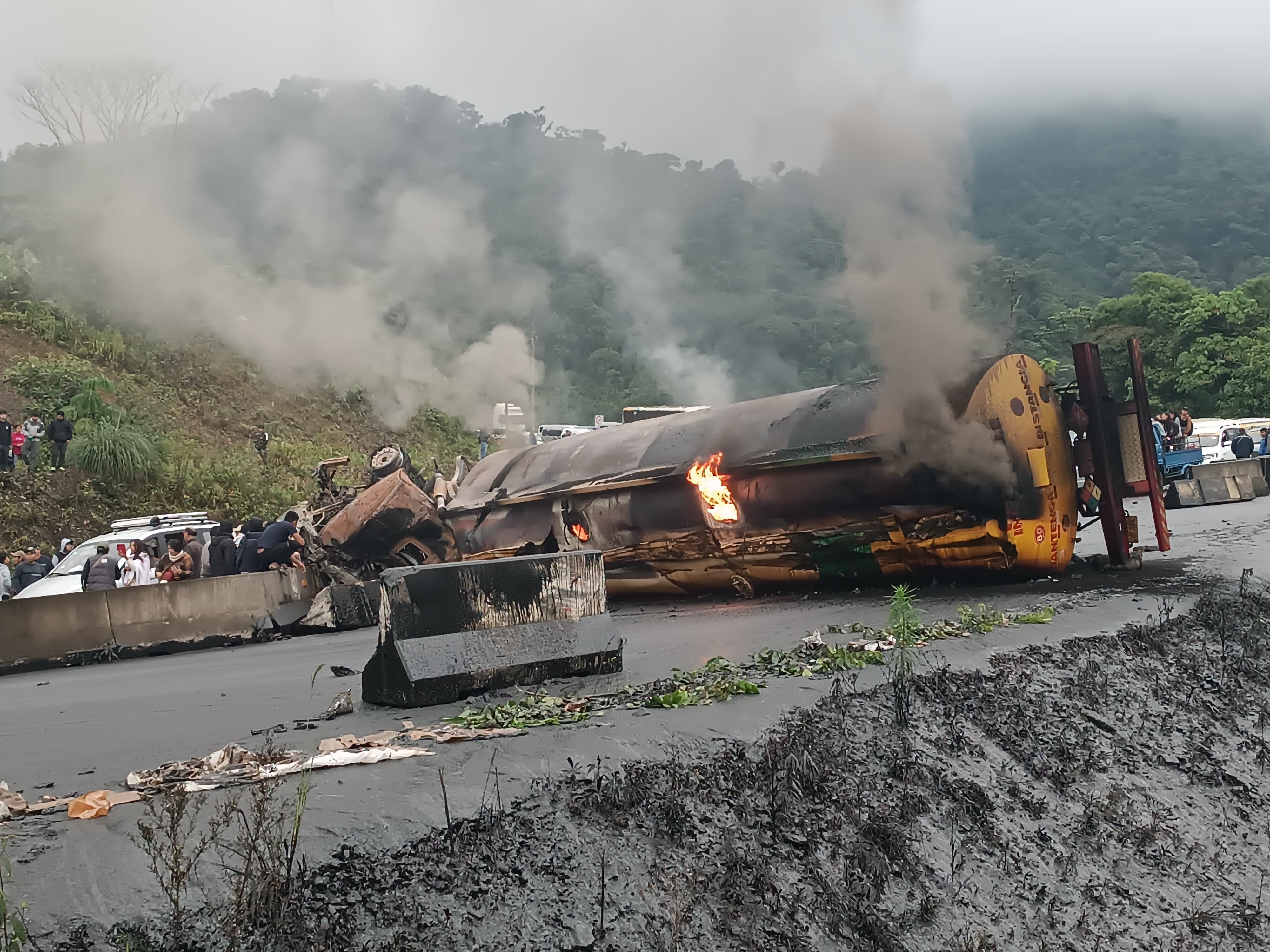 Conductor de camión cisterna muere carbonizado tras fatal accidente en El Sillar