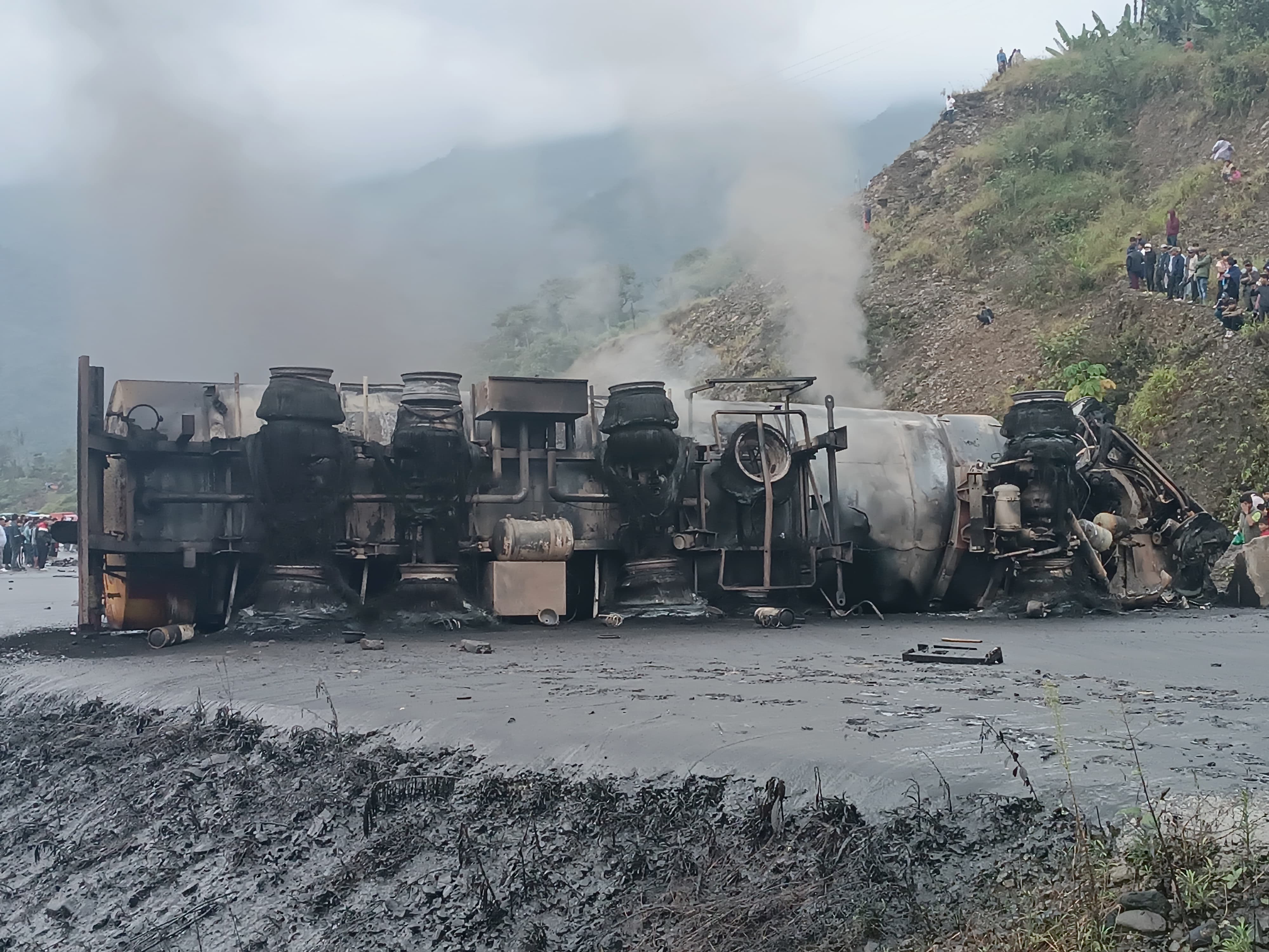 Conductor de camión cisterna muere carbonizado tras fatal accidente en El Sillar
