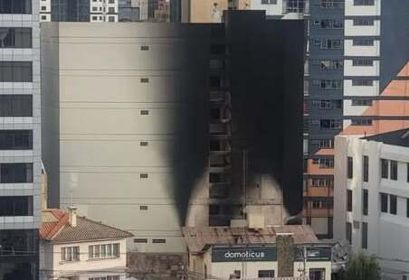 Dos denuncias buscan esclarecer incendio en un edificio en el centro de la ciudad de La Paz