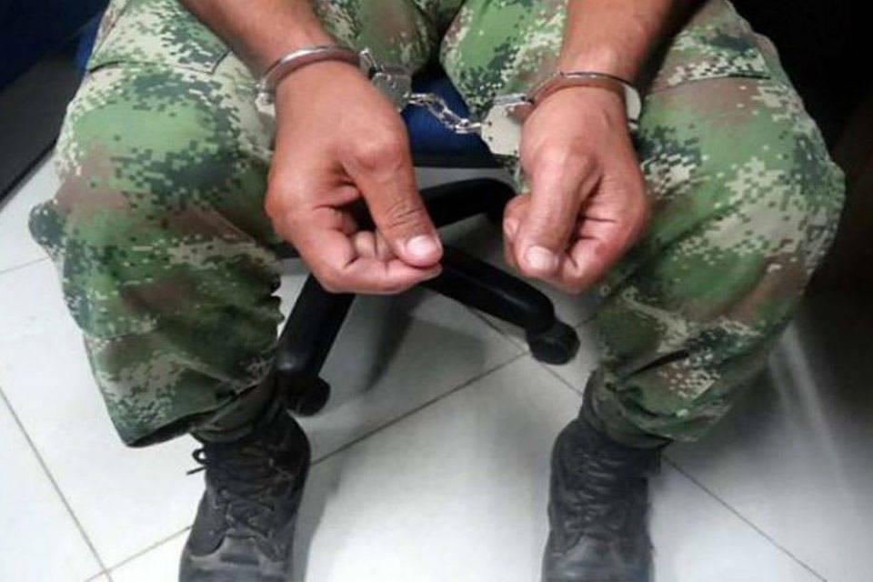 Aprehenden a 5 militares por la denuncia de permitir paso de camiones con contrabando en Oruro