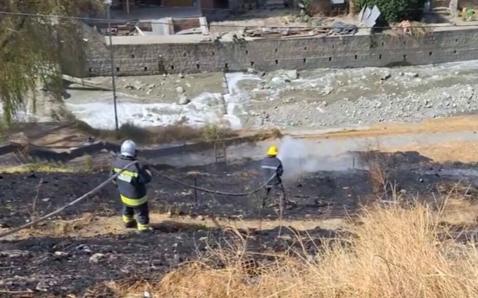 Bomberos y vecinos sofocan incendio de pastizal en Villa Copacabana