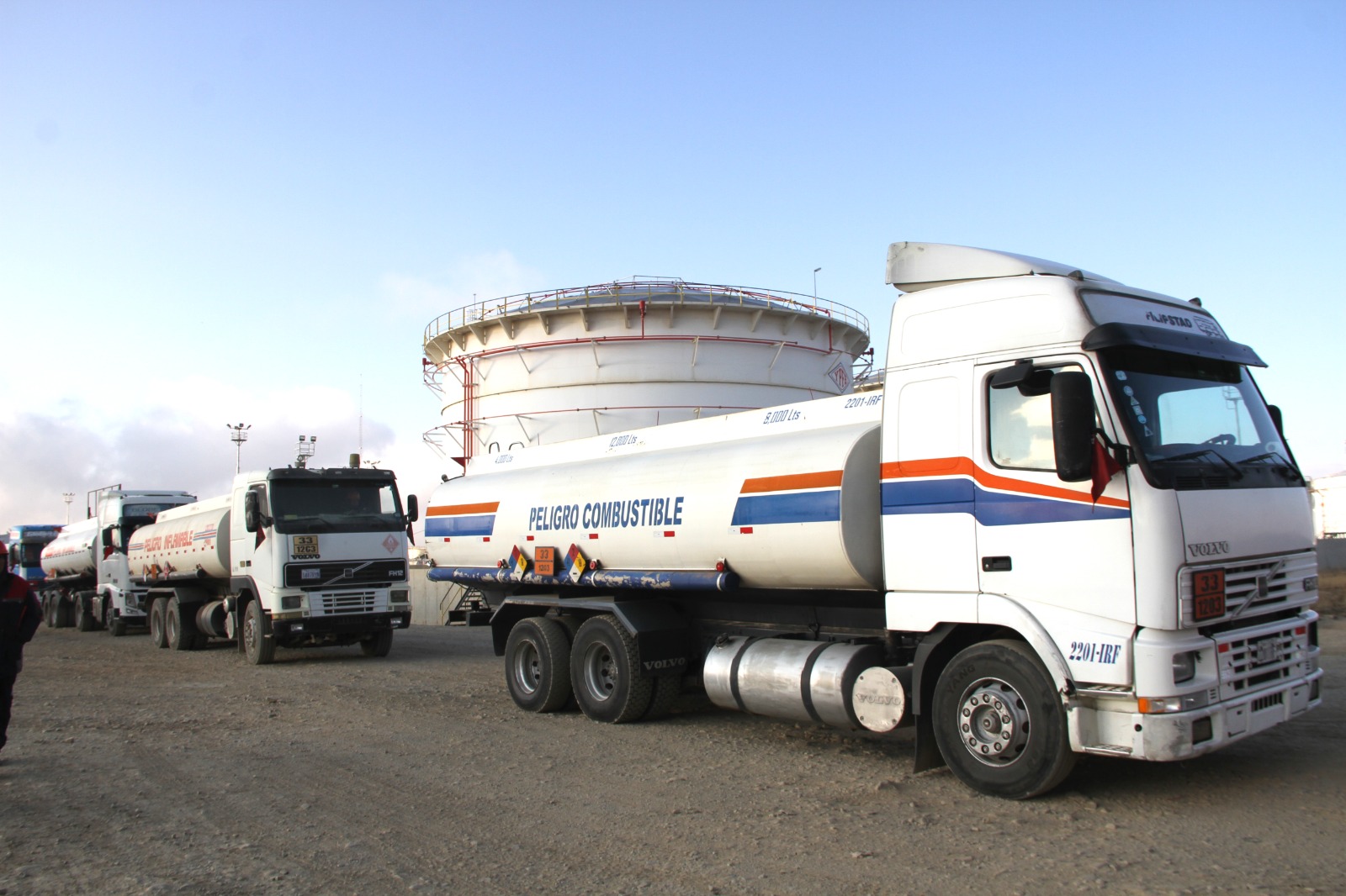 YPFB advierte que bloqueos afectarán provisión de combustible y espera importación de Arica tras temporal