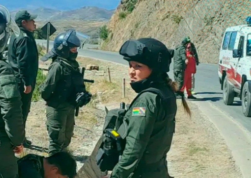 Evistas atacan a policías, emboscada deja heridos en operativo de desbloqueo en Cochabamba
