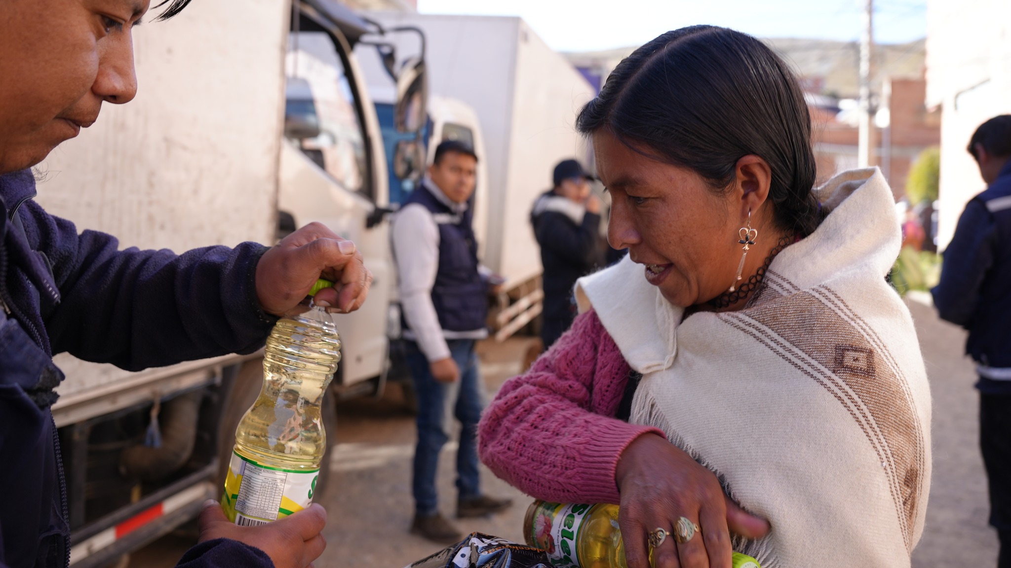 Gobierno e industria oleaginosa acuerdan subir oferta de aceite a 6.250 toneladas y puentes aéreos