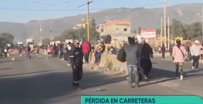Bloqueadores evistas retienen una ambulancia y al personal de salud en Oruro