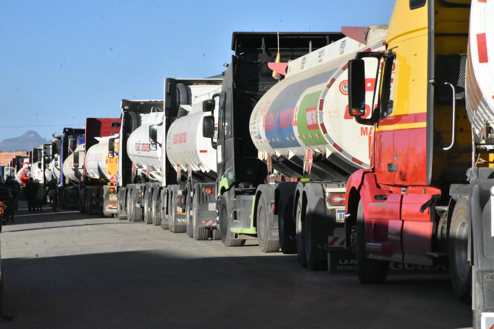 Convoy de 31 cisternas cargadas de combustible llegan a La Paz procedentes de Perú tras superar un bloqueo