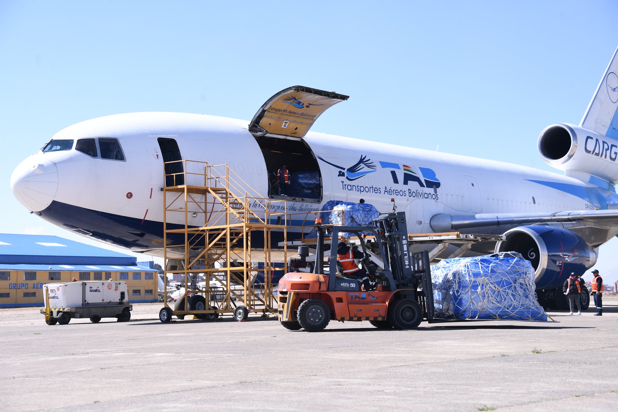 Puente aéreo transportará 268.000 kilos de carne de pollo de Santa Cruz a La Paz