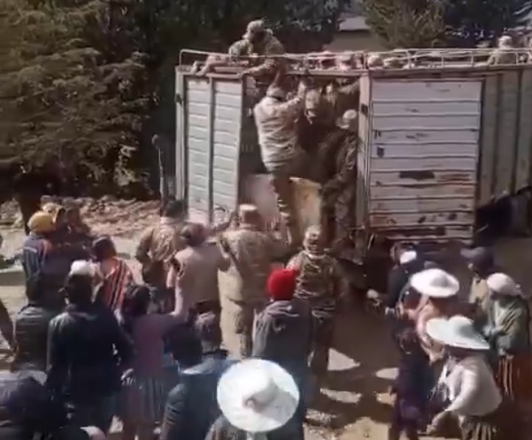 Ejército condena retención ilegal de camión y militares en Cochabamba que iban a cumplir tareas rutinarias de instrucción