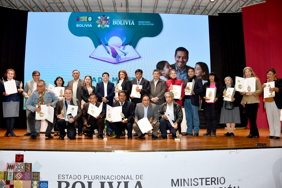 Reconocen a 27 maestros con la estatuilla al mérito en educación “Avelino Siñani”