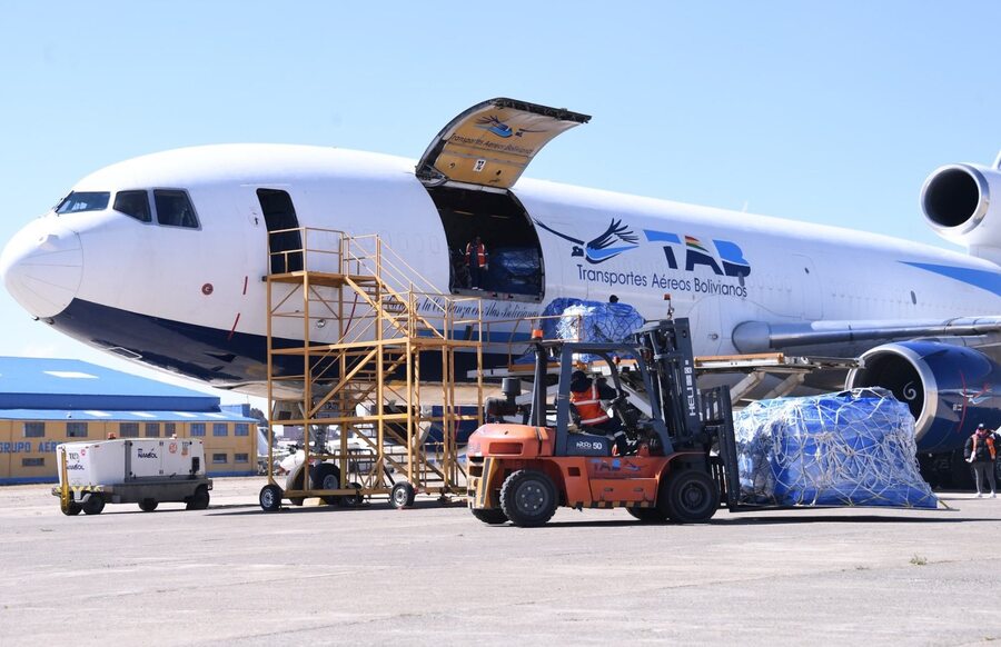 El puente aéreo trae a La Paz 268.000 kilos de pollo, 54.000 unidades de aceite y 54 mil kilos de carne de res