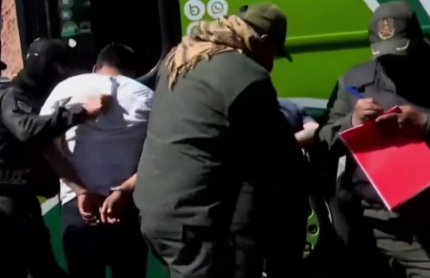 Capturan a siete personas que portaban cinco armas, uniformes policiales y placas falsas en Parotani