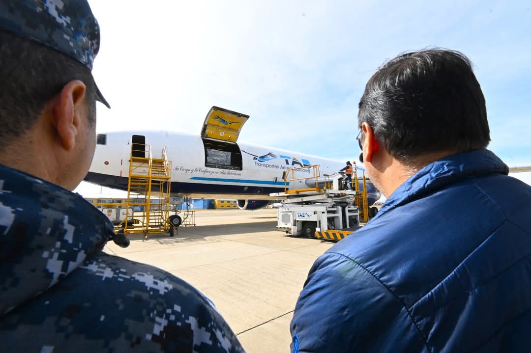 Llegan miles de kilos de carne de pollo y res y aceite a La Paz