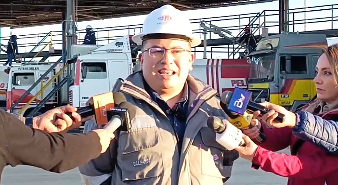 Llega convoy de 50 cisternas de combustible importado de Arica y empieza despacho, YPFB pide liberar vías