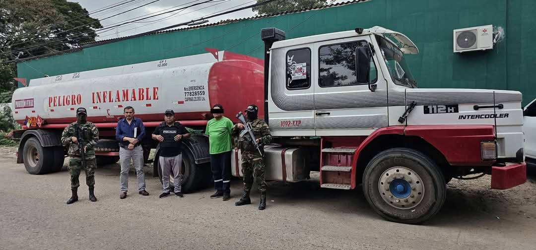 Capturan a dos personas e incautan más de 20.000 litros de combustible ilegal en Santa Cruz