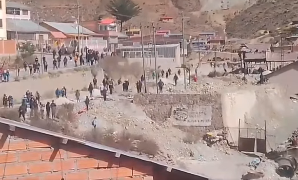 Bloqueadores impiden el ingreso de sangre al hospital de Llallagua