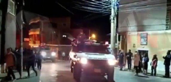 Militares y policías en un convoy de vehículos entran y toman control en Llallagua