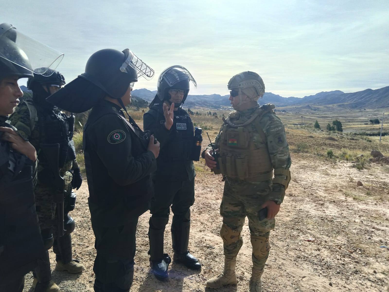 Policía y Fuerzas Armadas restablecen la transitabilidad en la Diagonal Jaime Mendoza