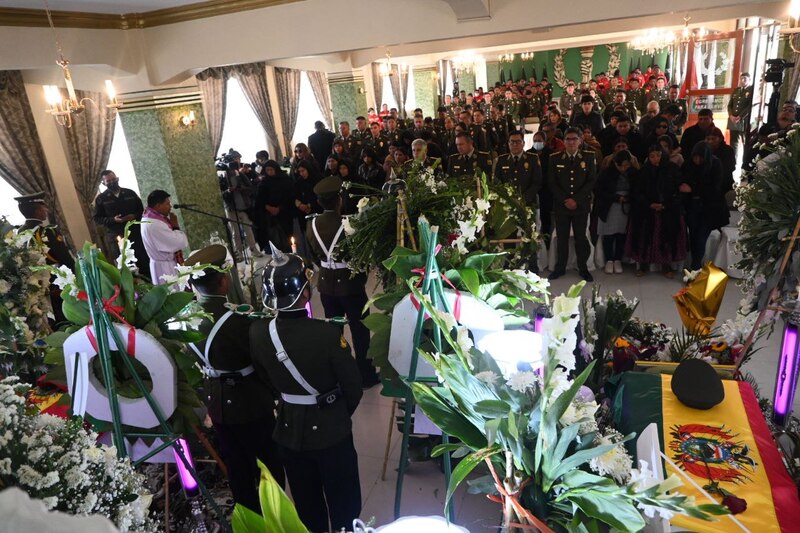 Policía homenajea y realiza el ascenso póstumo a efectivos asesinados por evistas en operativos de desbloqueo