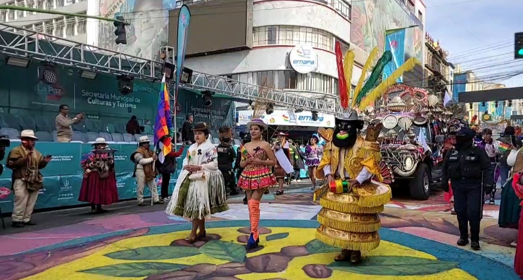 Con banderas blancas y crespones negros por los hechos en Llallagua se desarrolla el Gran Poder