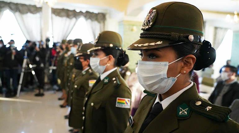 Rinden homenaje a las pioneras del servicio femenino en la Policía Boliviana 